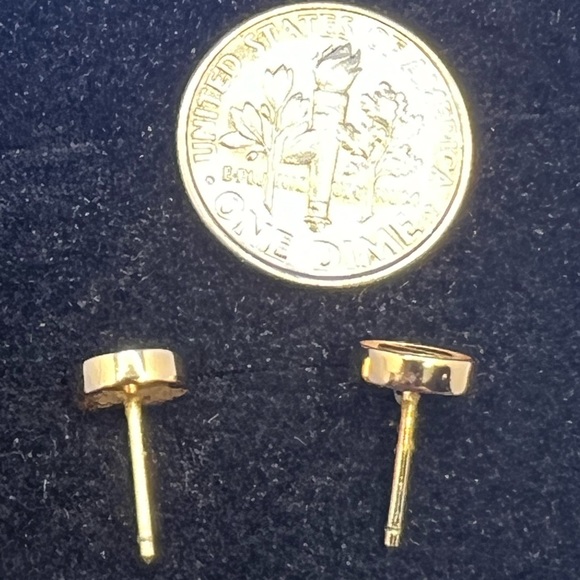 Copy LOVE Stud Earrings - Picture 4 of 8